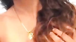 Teen latina si masturba le poppe