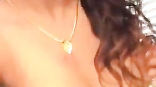 Teen latina si masturba le poppe