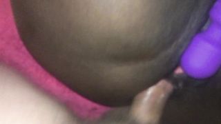 Nera inculata si masturba con un dildo