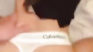 Zoccola lo prende da dietro