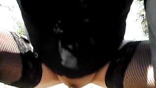 La falsa figa e le tettine della trav all'aperto...