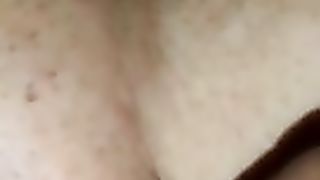 Moglie troia mostra la sborra del bull