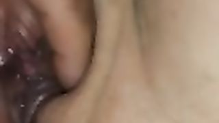 Moglie troia mostra la sborra del bull