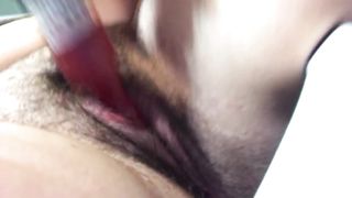 Mi masturbo con una spazzola...