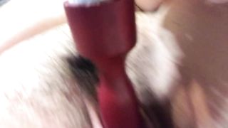 Mi masturbo con una spazzola...