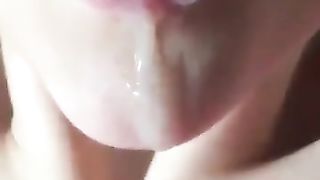 Tutto lo sperma che le cola dalla bocca...