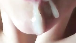 Tutto lo sperma che le cola dalla bocca...