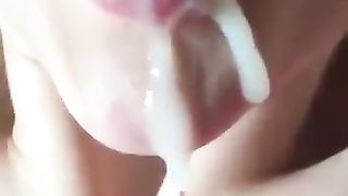 Tutto lo sperma che le cola dalla bocca...