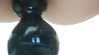 Dildo enorme ingoiato dal suo culo