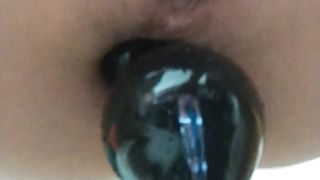 Dildo enorme ingoiato dal suo culo