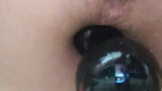 Dildo enorme ingoiato dal suo culo