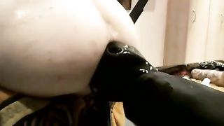 Sfondamento anale con guantoni neri