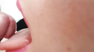 Le sborra in bocca...