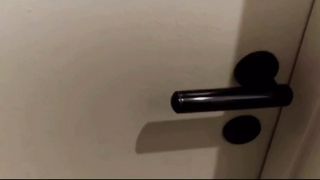 Scopano dietro la porta chiusa