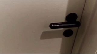 Scopano dietro la porta chiusa