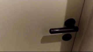 Scopano dietro la porta chiusa