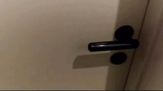 Scopano dietro la porta chiusa