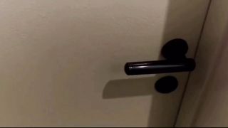 Scopano dietro la porta chiusa