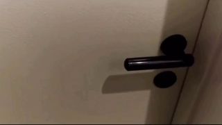 Scopano dietro la porta chiusa