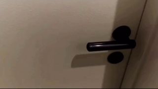 Scopano dietro la porta chiusa