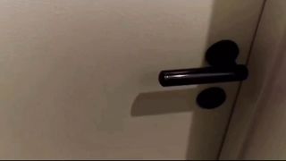 Scopano dietro la porta chiusa