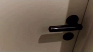 Scopano dietro la porta chiusa