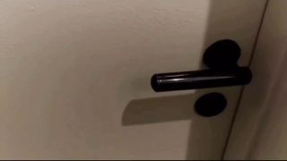 Scopano dietro la porta chiusa