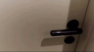 Scopano dietro la porta chiusa