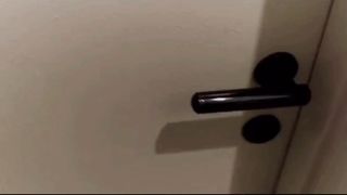 Scopano dietro la porta chiusa