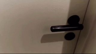 Anteprima del video: Scopano dietro la porta chiusa