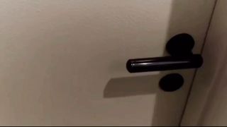 Scopano dietro la porta chiusa