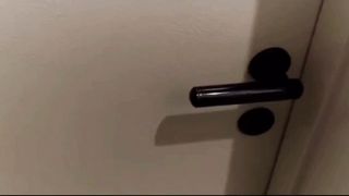 Scopano dietro la porta chiusa