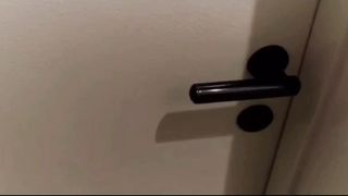 Scopano dietro la porta chiusa