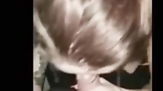 Pompino da ragazza tatuata con le tette piccole