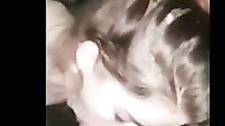 Pompino da ragazza tatuata con le tette piccole