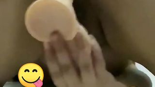 Grosso dildo bagnato dei suoi umori!