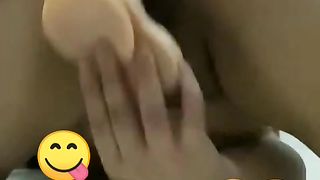 Grosso dildo bagnato dei suoi umori!