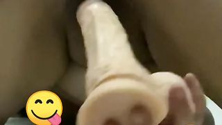 Grosso dildo bagnato dei suoi umori!