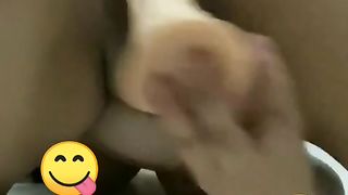 Grosso dildo bagnato dei suoi umori!