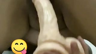 Grosso dildo bagnato dei suoi umori!