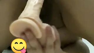 Grosso dildo bagnato dei suoi umori!