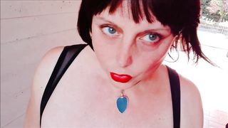 Una pornostar shemale che si masturba e sborra