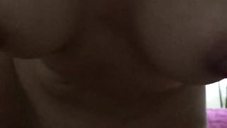 Se lo struscia sulla figa e poi lo infila dentro