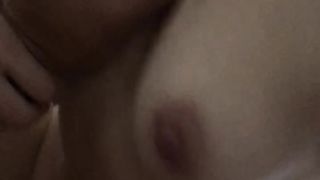 Se lo struscia sulla figa e poi lo infila dentro