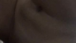 Se lo struscia sulla figa e poi lo infila dentro