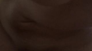 Se lo struscia sulla figa e poi lo infila dentro