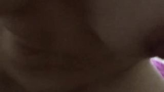 Se lo struscia sulla figa e poi lo infila dentro