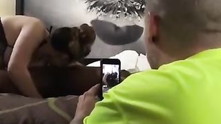 Cornuto riprende la fidanzata che si lavora un cazzone nero