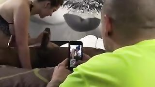 Anteprima del video: Cornuto riprende la fidanzata che si lavora un cazzone nero