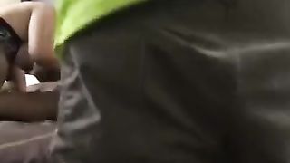 Cornuto riprende la fidanzata che si lavora un cazzone nero